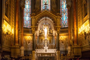  Fransa 'nın Lyon kentindeki Notre-Dame de Fourvire Bazilikası' nda Tanrı Heykelleri.