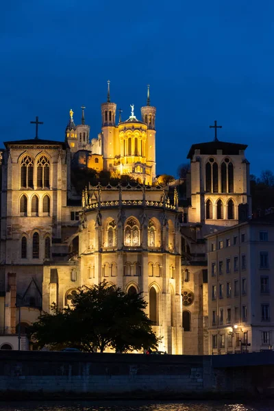 フォーヴィエール大聖堂のサン川からの夜景と建物の照明 — ストック写真