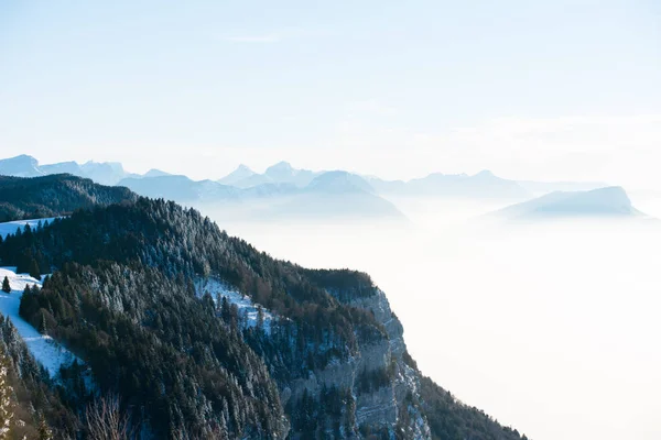 Beaux Alpes françaises hiver panoramique vue aérienne paysage avec un fantastique brouillard bleu nuageux fond de montagne — Photo