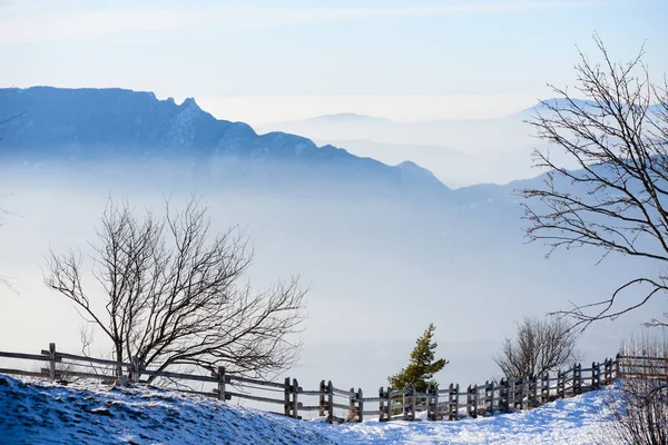 Bellos alpes franceses invierno panorámica vista aérea paisaje con una fantástica bruma azul nublado fondo de montaña Fotos De Stock