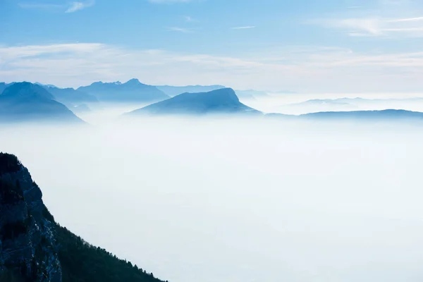 Bonito francês alpes inverno panorâmica vista aérea paisagem com um fantástico azul neblina nublado montanha fundo Fotografias De Stock Royalty-Free