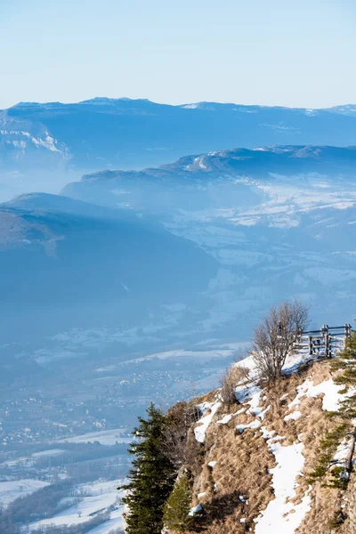 Beaux Alpes françaises hiver panoramique vue aérienne paysage avec un fantastique brouillard bleu nuageux fond de montagne Photos De Stock Libres De Droits