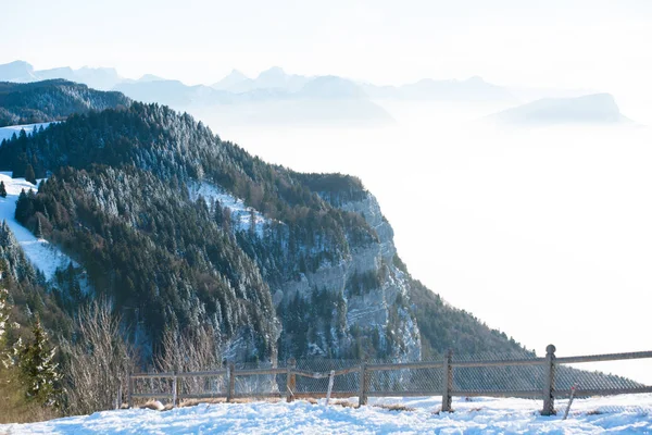 Beaux Alpes françaises hiver panoramique vue aérienne paysage avec un fantastique brouillard bleu nuageux fond de montagne Images De Stock Libres De Droits