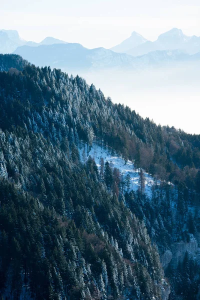 Bellos alpes franceses invierno panorámica vista aérea paisaje con una fantástica bruma azul nublado fondo de montaña Imagen De Stock