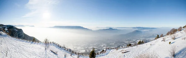 Beaux Alpes françaises hiver panoramique vue aérienne paysage avec un fantastique brouillard bleu nuageux fond de montagne Photos De Stock Libres De Droits