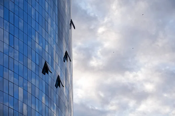 Moderno edificio de oficinas, cielo y nubes — Foto de Stock
