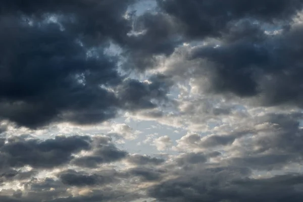 Перед бурей драматическое небо с облаками — стоковое фото