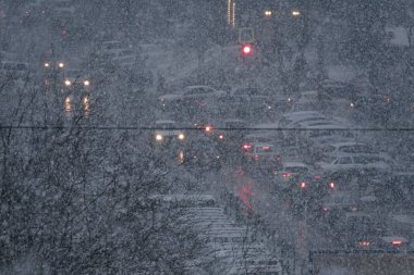 traffic during snowfall in the city