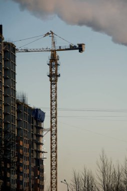 Vinç ve bina gün batımında yapım aşamasında