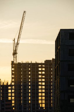 Vinç ve bina gün batımında yapım aşamasında