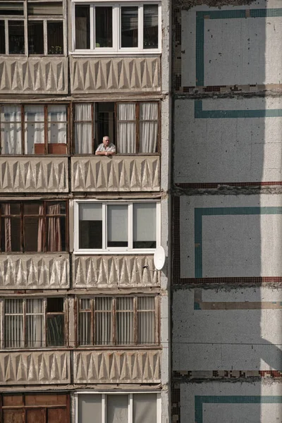 Smara Rusia 2020 Anciano Solitario Sentado Balcón Edificio Apartamentos Durante — Foto de Stock