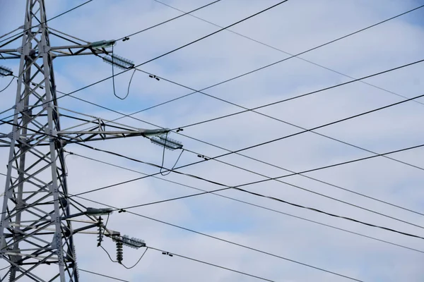 Fios Alta Tensão Pylonand Convergindo Para Ele Sobre Nuvens Fundo — Fotografia de Stock