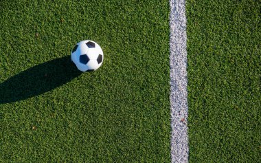 Yukarıdan vurulmuş. Yeşil futbol sahasının bitiş çizgisinin yanındaki top..
