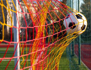 Top kale ağlarında atılıyor..