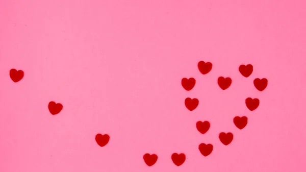 红红的小心脏，在粉红的背景下形成一颗大心脏的形状. — 图库照片