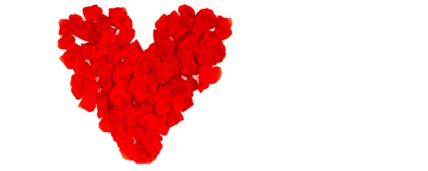 Μεγάλη κόκκινη καρδιά από ροδοπέταλα σε λευκό φόντο. Πολύς ελεύθερος χώρος. — Φωτογραφία Αρχείου