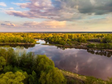 Bulutların yansıdığı nehrin insansız hava aracından çekilmiştir.