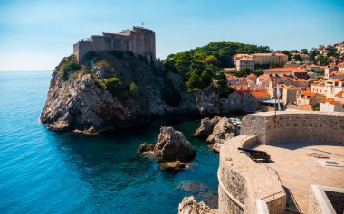 Hırvatistan 'da dağın eteğinde marinası, kalesi ve kalesi olan bir körfez