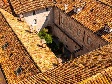 Hırvatistan 'ın eski kentindeki avlu manzarası