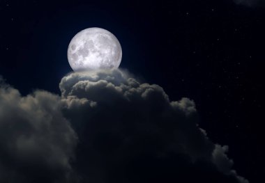 Gece gökyüzünde bulutlar arasında dolunay