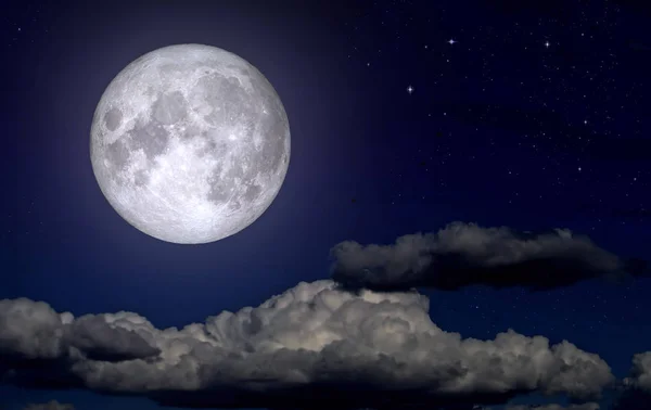 Pełnia Księżyca Między Chmurami Nocnym Niebie — Zdjęcie stockowe
