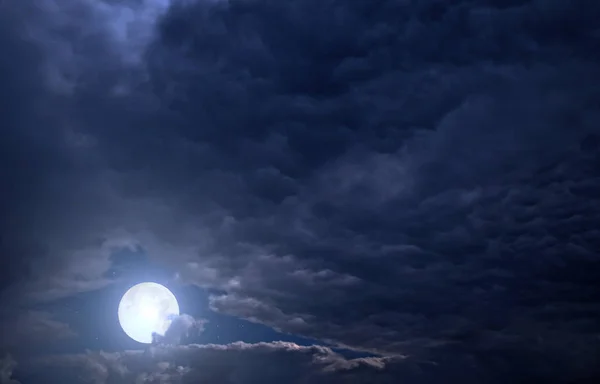 Pełnia Księżyca Między Chmurami Nocnym Niebie — Zdjęcie stockowe