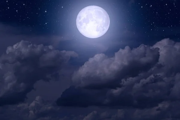 Gece gökyüzünde bulutlar arasında dolunay
