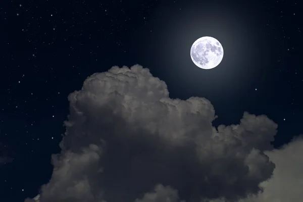Volle Maan Tussen Wolken Nachtelijke Hemel — Stockfoto