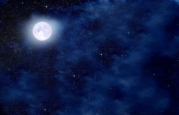 Gece gökyüzünde bulutlar arasında dolunay
