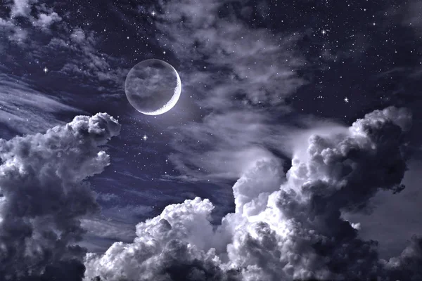 Yıldızlar, ay ve kümülonimbus gece gökyüzünde