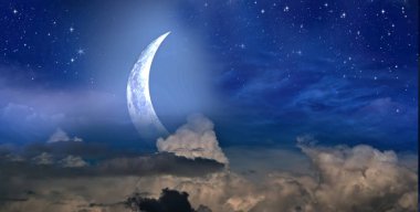 Yıldızlar, ay ve kümülonimbus gece gökyüzünde