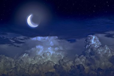 Yıldızlar, ay ve kümülonimbus gece gökyüzünde