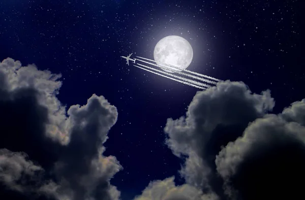 Jet uçağı ve iz dolunayın arka planında.