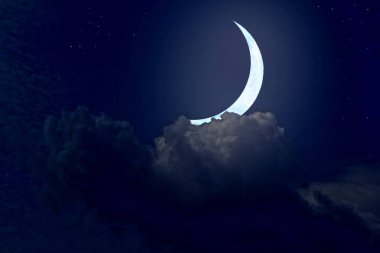Yıldızlar, ay ve kümülonimbus gece gökyüzünde