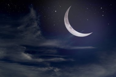 Yıldızlar, ay ve kümülonimbus gece gökyüzünde
