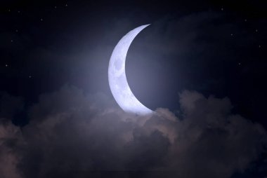Yıldızlar, ay ve kümülonimbus gece gökyüzünde