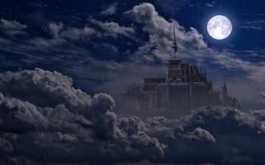 Dolunayda, gece gökyüzünde hayalet bir kale.