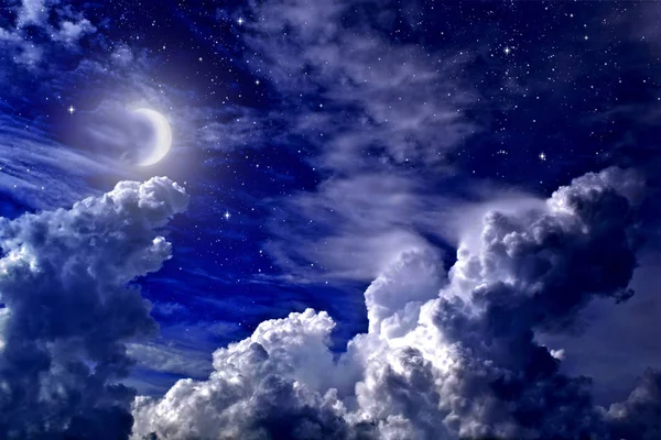 Yıldızlar, ay ve kümülonimbus gece gökyüzünde