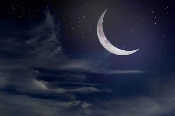 Yıldızlar, ay ve kümülonimbus gece gökyüzünde
