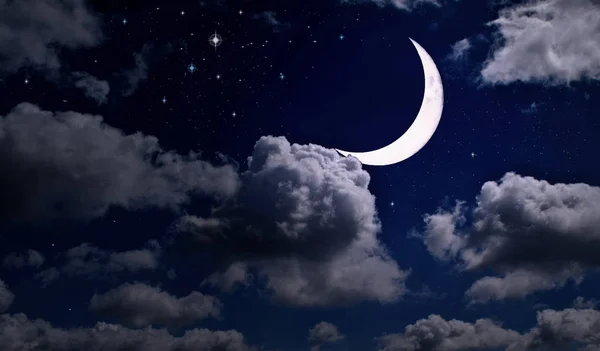 Yıldızlar, ay ve kümülonimbus gece gökyüzünde
