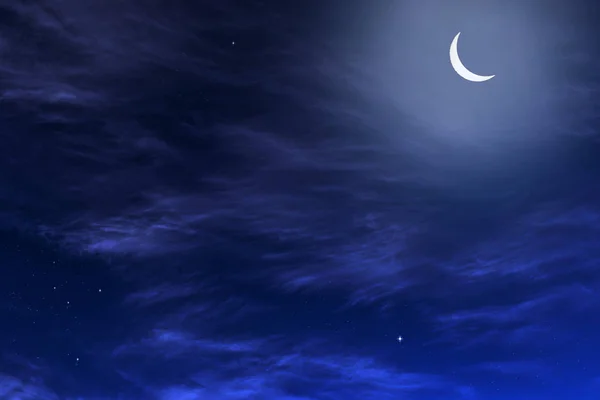 Yıldızlar, ay ve kümülonimbus gece gökyüzünde