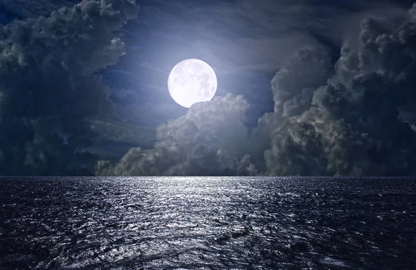 Повний Місяць Над Морем Зоряним Небом — стокове фото