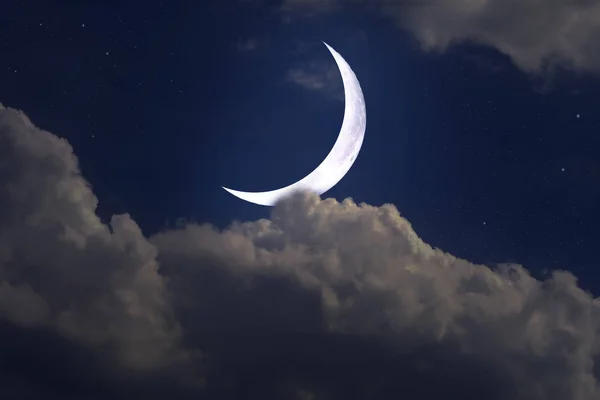 Yıldızlar, ay ve kümülonimbus gece gökyüzünde