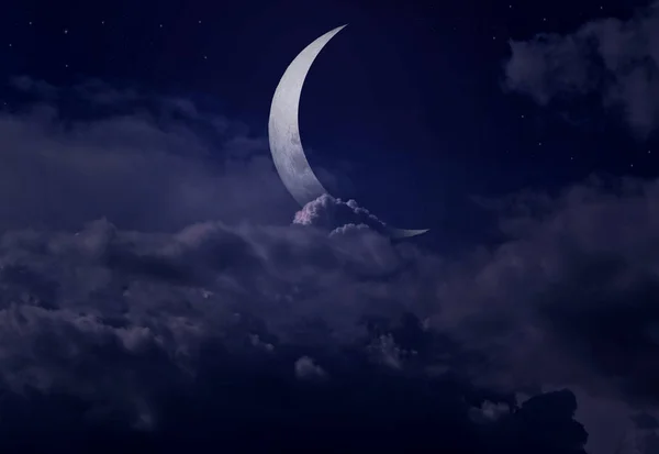 Yıldızlar, ay ve kümülonimbus gece gökyüzünde