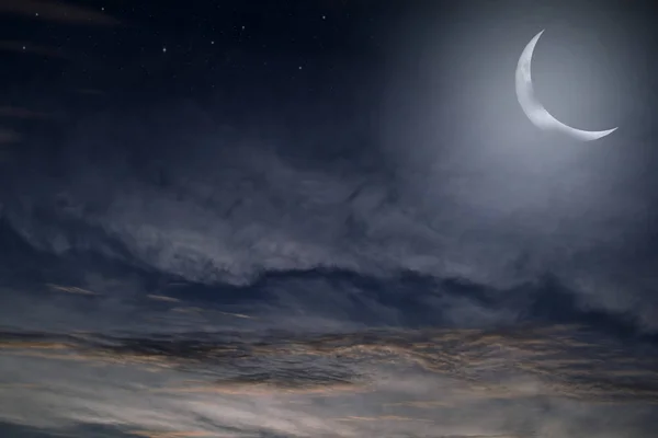 夜空中的星星 月亮和积雨云 — 图库照片