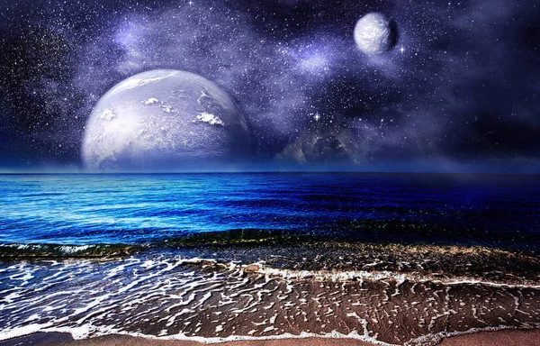 Yıldızlı gökyüzüne ve gezegenlere karşı gece okyanusu