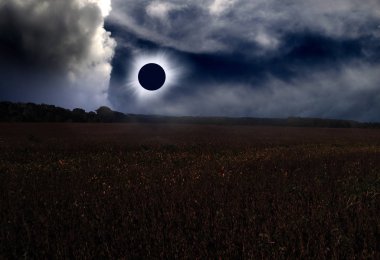 Bulutların ve alanların üzerinde toplam güneş tutulması