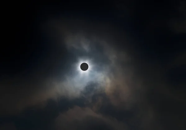 Загальне Сонячне Затемнення Над Хмарами — стокове фото