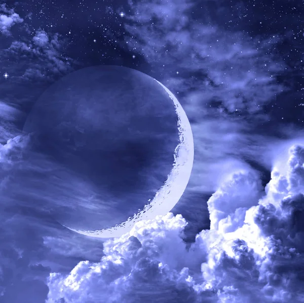 Yıldızlar, ay ve kümülonimbus gece gökyüzünde