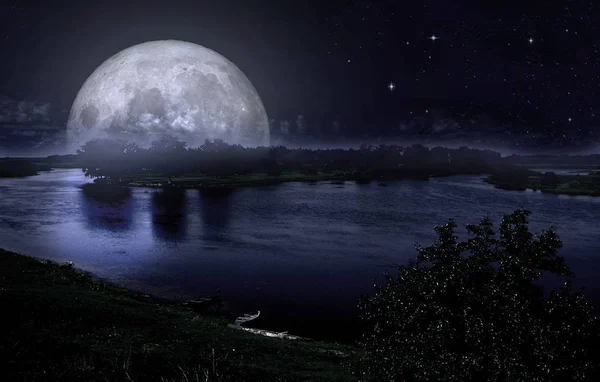 Повний Місяць Над Річкою — стокове фото